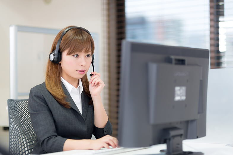 コールセンターで業務する女性